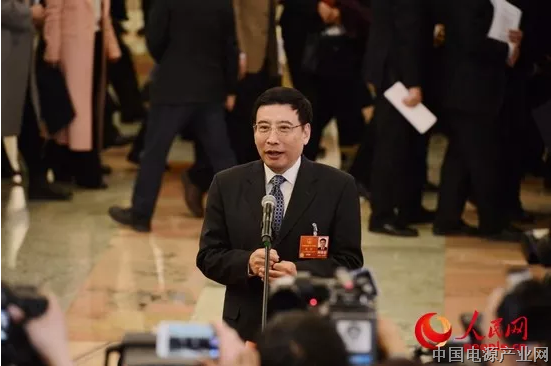 苗圩在“部长通道”回应提速降费、新能源汽车等热点话题