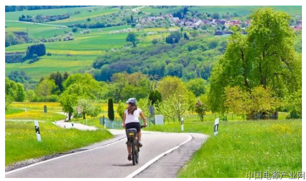 中国修高铁，德国却在偷偷建自行车高速公路！看完已惊呆！
