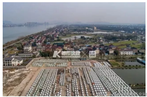 密密麻麻！杭州钱塘江边停着五六千辆闲置电动汽车！这是干吗？